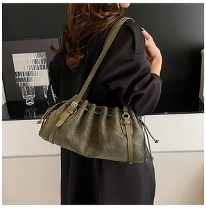 Detailansicht der olivgrünen Plissee-Tasche mit matter Textur und Kordelzug