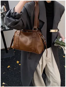 Détail d'un sac cabas marron vintage avec texture en similicuir et larges bandoulières