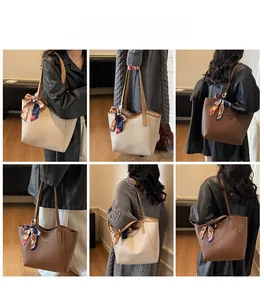Collage de grands sacs cabas avec foulards décoratifs sous plusieurs angles de vue