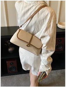Détail du sac baguette en cuir grainé avec boucle en G et bandoulière réglable