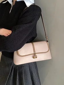 Sac baguette français minimaliste pour femme en rose doux avec boucle G en métal élégante