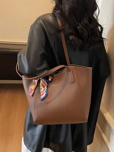 Sac fourre-tout en cuir marron pour femme avec foulard décoratif sur la bandoulière