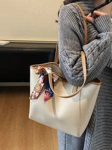Sac fourre-tout beige minimaliste avec anses marron et détail de foulard en soie