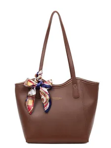 Sac fourre-tout minimaliste en cuir PU marron avec foulard en soie stylé sur fond blanc