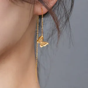Elegante goldene Schmetterling-Ohrhänger aus Titanstahl mit langer Kette an einem Modell