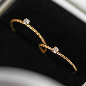 Μίνιμαλ ανάγλυφα σκουλαρίκια κρίκοι 18k χρυσού με αστραφτερά στρογγυλά ζιργκόν