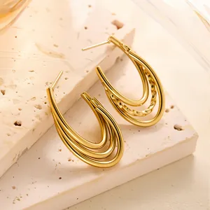 Detailansicht goldener geometrischer Ohrringe mit dreilagigem Design und Textur