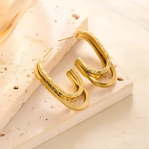 Minimalistische geometrische Ohrstecker aus Titanstahl mit gesteppter Textur in Gold