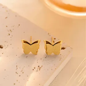 Makroaufnahme der 18K Gold-Schmetterlingsohrstecker mit edler matter Metalloberfläche