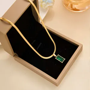 Κομψό μενταγιόν σμαράγδι με χρυσή αλυσίδα 18k σε πολυτελές κουτί δώρου κοσμημάτων