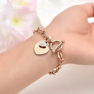 Bracelet coeur en acier titane or rose avec pavé de cristaux et fermoir à bascule OT