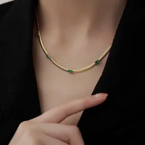 Collier chaîne serpent plaqué or 18k avec cinq zircons verts rectangulaires élégants