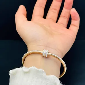 Dettaglio di un bracciale rigido in oro rosa con micro-cristalli e elementi ad anello centrali
