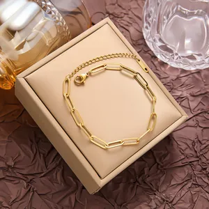 Détail d'un collier chaîne trombone doré avec fermoir mousqueton dans son coffret cadeau