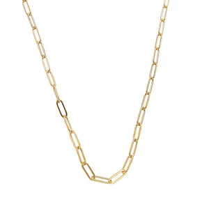 Collier chaîne trombone dorée minimaliste avec une finition polie sur fond blanc