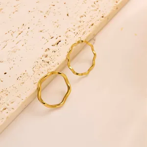 Minimalistischer Edelstahl Wellenring Für Damen PVD Vergoldet Personalisierter Glatter Schlichter Band Fingerring Mode Nischenschmuck