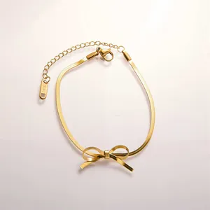 Dettaglio del bracciale con fiocco in acciaio al titanio dorato e chiusura a moschettone