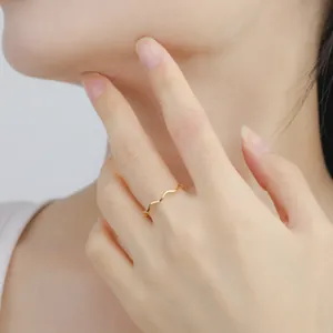 Minimalistischer goldener Wellenring aus Titanstahl als elegantes Accessoire im Alltag