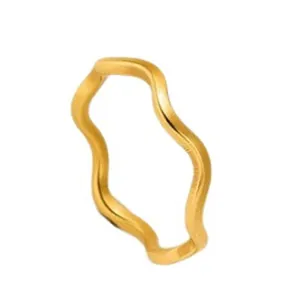 Minimalistischer goldener Titanstahlring mit unregelmäßigem Wellendesign auf weißem Grund