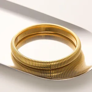 Bracciale rigido flessibile Tubogas dorato in acciaio inossidabile dal design moderno