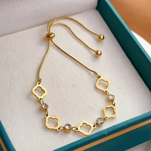 Verstellbares Kleeblatt Armband mit 18k Goldbeschichtung und funkelnden Zirkonia Steinen