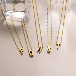 Detail von P, Q, R, S, T Buchstaben-Anhängern an 18k vergoldeten Edelstahl-Halsketten