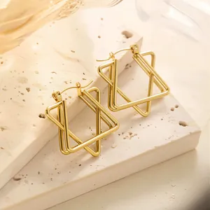 Detail von geometrischen 18K Gold-Hexagramm-Ohrringen mit doppellagigem 3D-Design