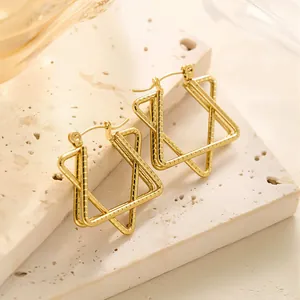 Makroaufnahme goldener Hexagramm-Creolen mit horizontaler Gravurtextur für Damen