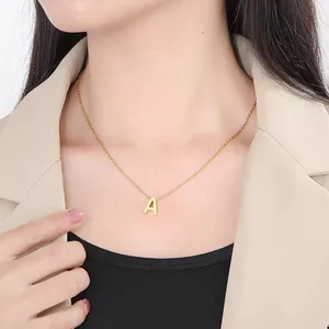 Minimalistische 18k Goldkette mit A-Anhänger am Model für einen schicken Look