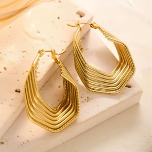 Detailansicht der mehrlagigen geometrischen Ohrringe mit 18 Karat Goldbeschichtung