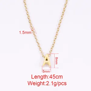 Minimalistische 18K vergoldete A-Buchstaben-Halskette mit 45cm Kette auf weißem Hintergrund