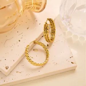 Detailansicht der 18K vergoldeten Edelstahl-Ohrringe mit gedrehtem Spiraldesign
