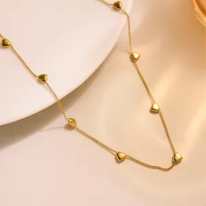 Elegante collana in titanio placcato oro 18K con undici delicati pendenti a forma di cuore