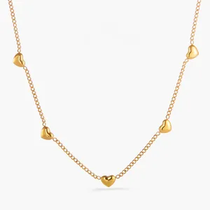 Elegante collana in acciaio al titanio dorato con cinque ciondoli a cuore su catena fine