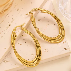 Detailansicht der 18K vergoldeten Edelstahl-Creolen mit Spiralstruktur und Schicht-Design