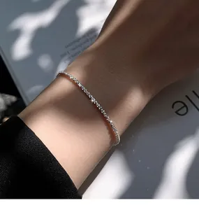 Gros plan d'un collier en argent scintillant avec des détails fins plaqués or 18k