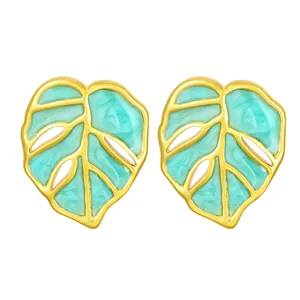 Boucles d'oreilles feuille de monstera dorée avec émail vert et texture de marbre