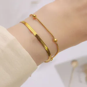 Doppellagiges Gold-Titanstahl-Armband mit flacher Schlangenkette und Perlenakzenten