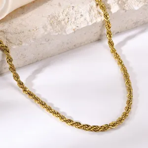 Detailansicht einer goldenen Kordelkette auf Stein mit elegantem Seidenhintergrund