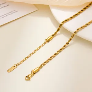 Nahaufnahme der goldenen Edelstahl-Kordelkette mit Karabinerverschluss und Verlängerung