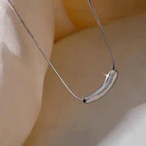 Collier minimaliste avec pendentif tube argenté courbé et chaîne serpent chic