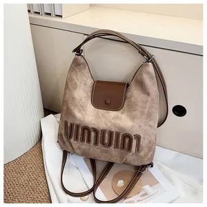 Nahaufnahme der Vintage-Segeltuchtasche mit Lederriemen und Logo-Stickerei im Detail