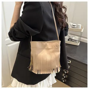 Vue détaillée du sac bandoulière kaki avec de longues franges et une fine bandoulière