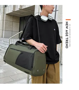 Détail du sac de voyage vert avec poche filet et œillets d'aération en métal