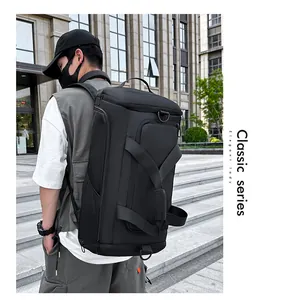Sac à dos de voyage multifonctionnel noir moderne avec tissu imperméable durable en vue urbaine