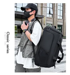 Détail du sac de sport noir avec poche latérale en filet et fermeture éclair robuste