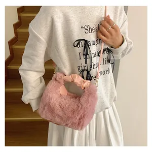 Detail der rosa Kunstfell-Handtasche mit gerafftem Griff und abnehmbarem Gurt