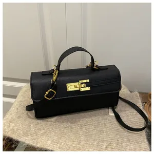 Détail du mini sac en cuir Saffiano noir avec fermoir doré et bandoulière réglable