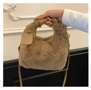 Detailansicht der kamelfarbenen Plüschhandtasche mit Kunstfell und gerafftem PU-Griff