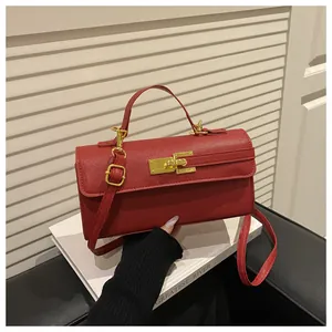 Détail du mini sac bandoulière rouge avec texture litchi et fermoir doré élégant